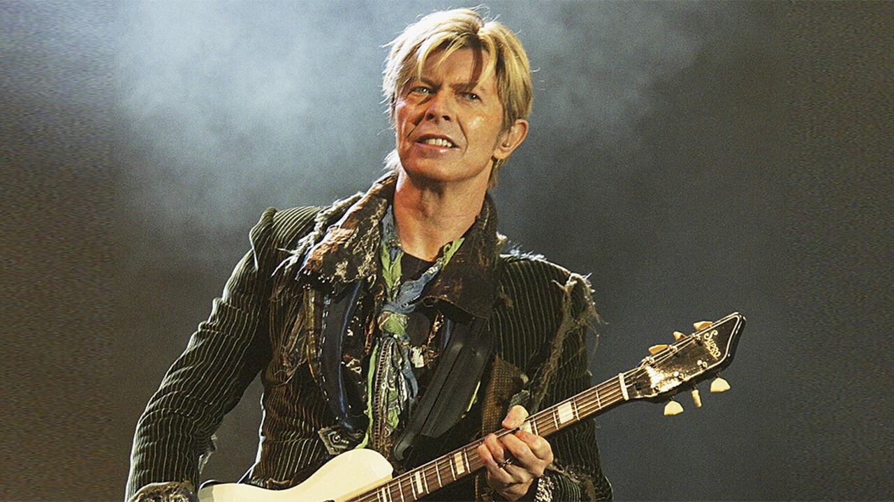 “Soy gay, bisexual y heterosexual”, ha dicho el artista del que este domingo sale una biografía que dará de que hablar.