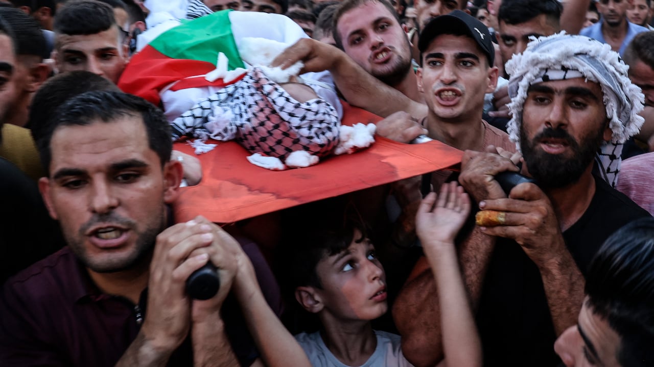 Los palestinos llevan el cuerpo de un manifestante, que murió a causa de las heridas sufridas durante los enfrentamientos con las fuerzas israelíes el día de hoy, en su funeral en la ciudad ocupada de Beita, en Cisjordania, el 6 de agosto de 2021, - Imad Ali Mohammad Dweikat, de 38 años, llegó al hospital en la ciudad de Naplusa "en estado crítico" después de recibir "un balazo real en el pecho" en la cercana ciudad de Beita, dijo el Ministerio de Salud palestino en un comunicado. (Foto de JAAFAR ASHTIYEH / AFP)