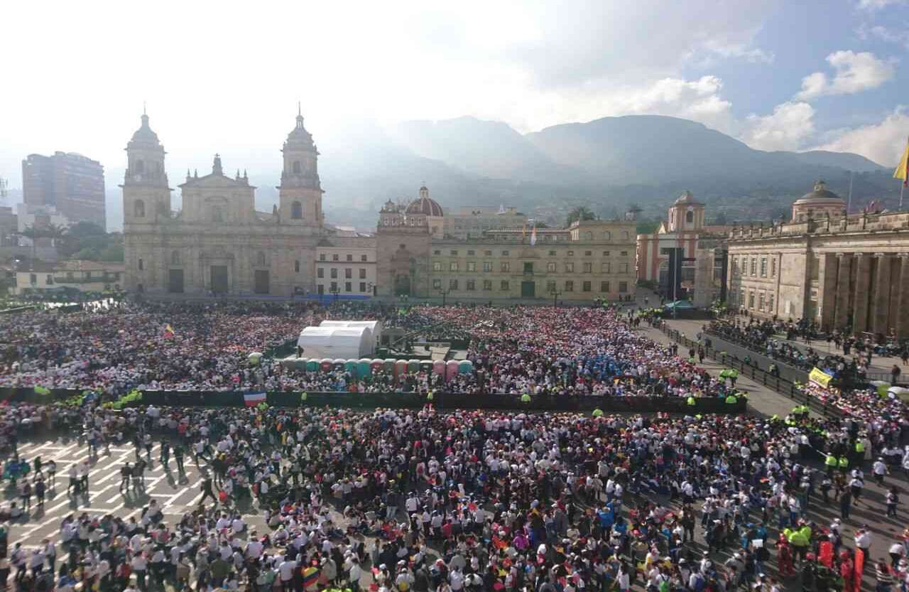 Desde muy tempranas horas de la mañana la Plaza de Bolívar empezó a recibir a miles de personas que esperan ver al papa Francisco. Foto: Daniel Reina// SEMANA 