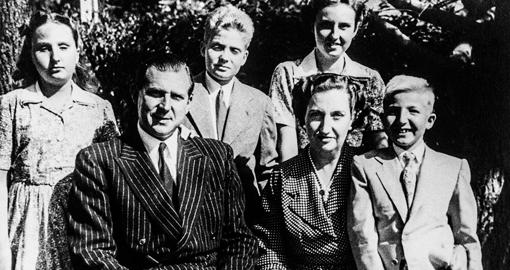 Don Juan Carlos (en el centro) asesinó a su hermano Alfonso (primero a la derecha) en una serie de eventos aún sin esclarecer. 