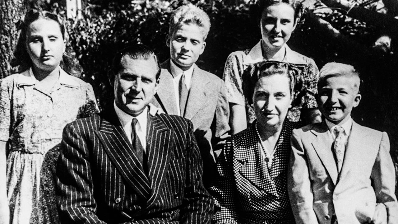 Don Juan Carlos (en el centro) asesinó a su hermano Alfonso (primero a la derecha) en una serie de eventos aún sin esclarecer.