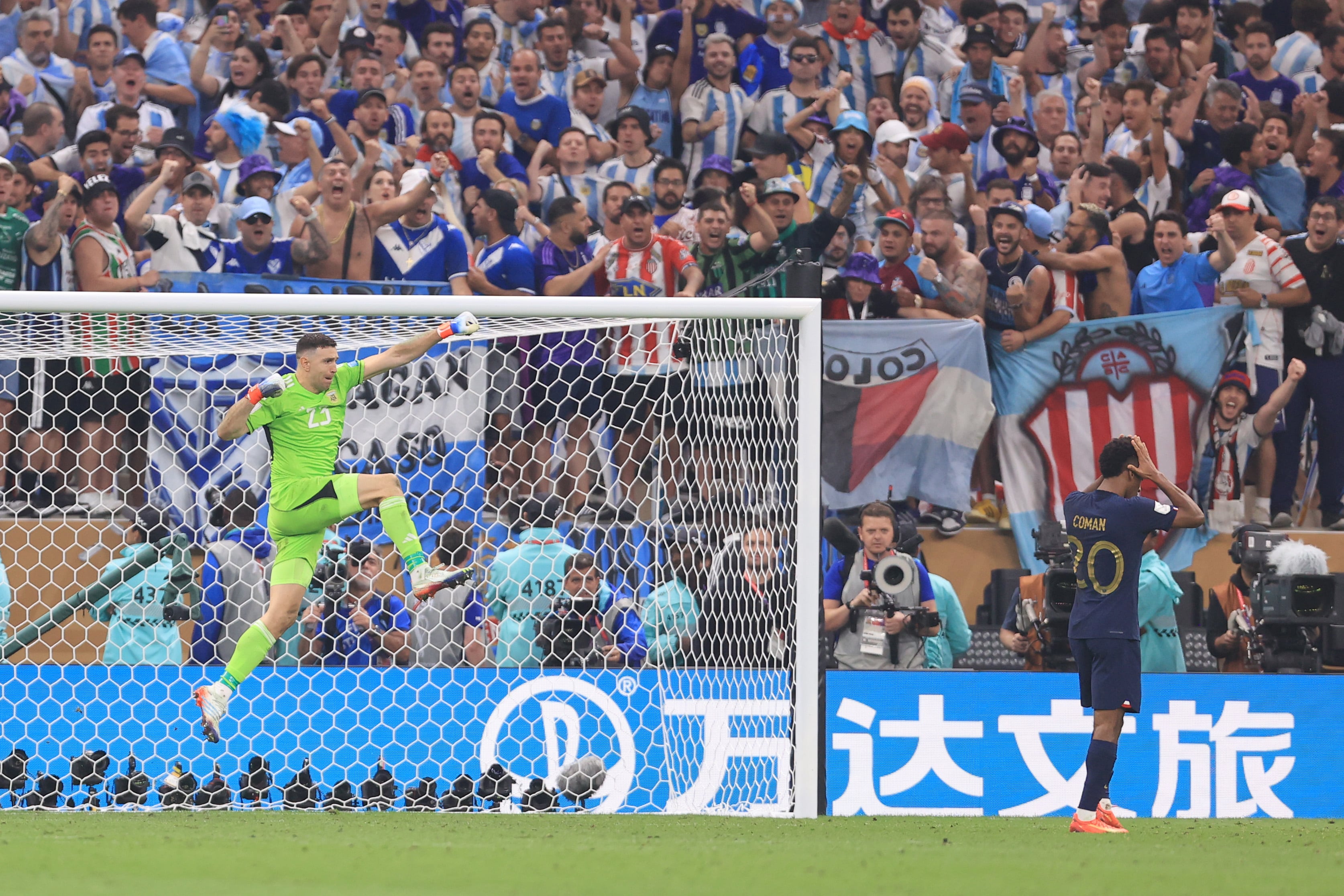 Como ante Colombia, 'Dibu' Martínez molestó a sus rivales antes de los cobros.