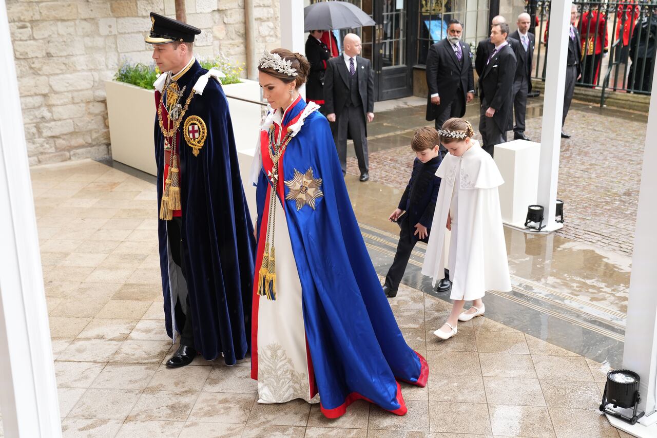 LONDON, ENGLAND - MAY 06: Prince William, Prince of Wales and Catherine, Princess of Wales with Prince Louis and Princess Charlotte arrive ahead of the Coronation of King Charles III and Queen Camilla on May 6, 2023 in London, England. The Coronation of Charles III and his wife, Camilla, as King and Queen of the United Kingdom of Great Britain and Northern Ireland, and the other Commonwealth realms takes place at Westminster Abbey today. Charles acceded to the throne on 8 September 2022, upon the death of his mother, Elizabeth II. (Photo by Dan Charity - WPA Pool/Getty Images)