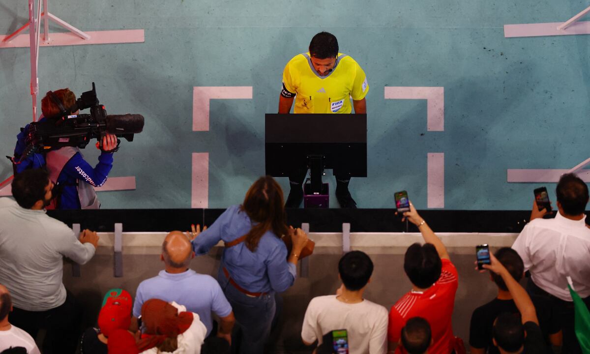 Soccer Football - FIFA World Cup Qatar 2022 - Group H - Portugal v Uruguay - Lusail Stadium, Lusail, Qatar - November 28, 2022 Referee Alireza Faghani looks at the VAR monitor before awarding Portugal a penalty REUTERS/Fabrizio Bensch
