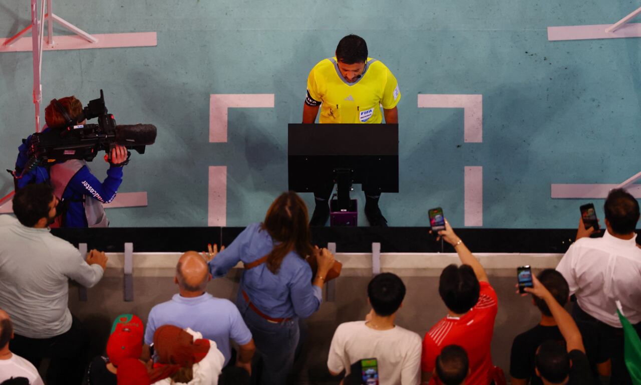 Soccer Football - FIFA World Cup Qatar 2022 - Group H - Portugal v Uruguay - Lusail Stadium, Lusail, Qatar - November 28, 2022 Referee Alireza Faghani looks at the VAR monitor before awarding Portugal a penalty REUTERS/Fabrizio Bensch