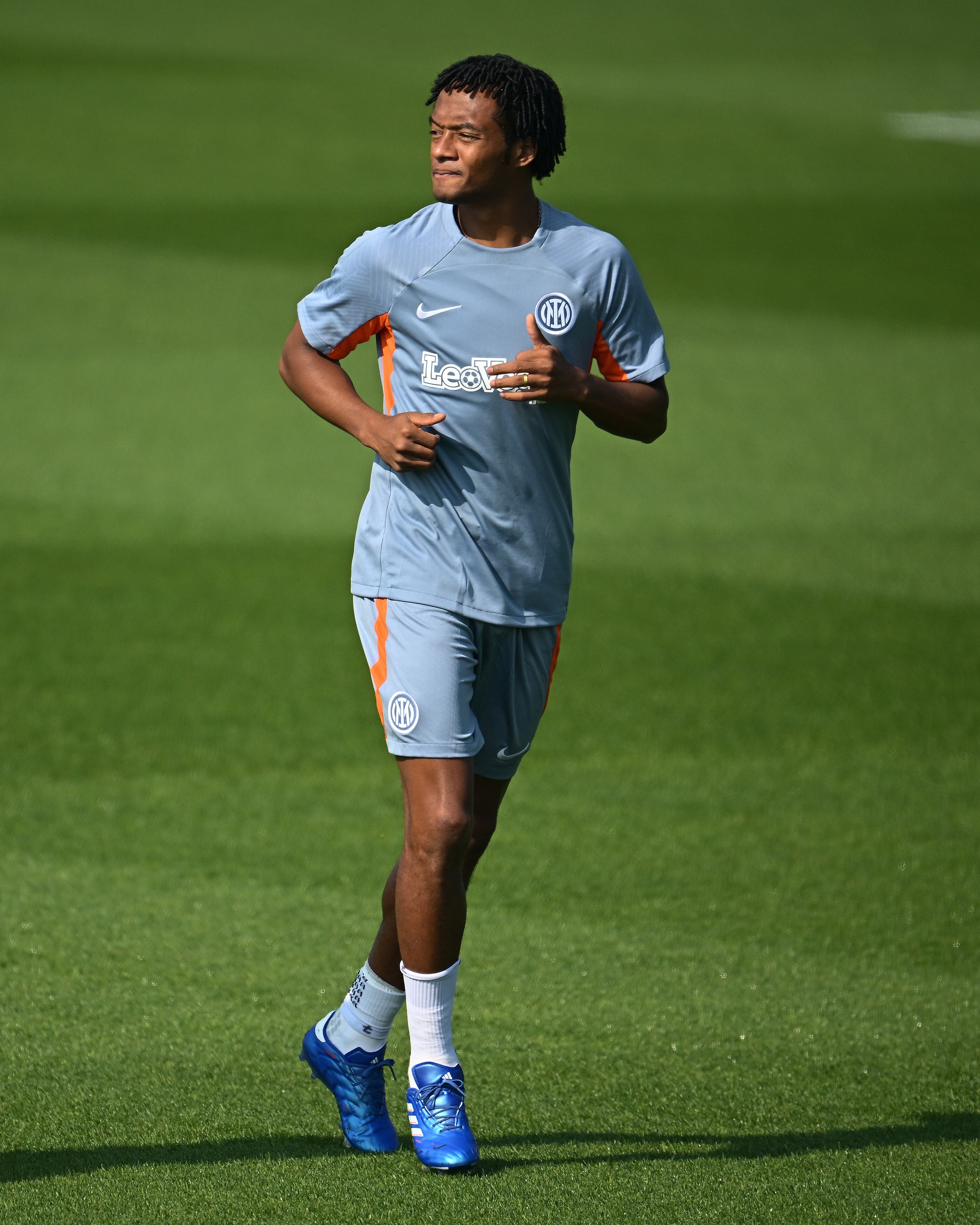 COMO, ITALY - OCTOBER 02: Juan Cuadrado of FC Internazionale in action during the FC Internazionale training session at the club's training ground Suning Training Center at Appiano Gentile on October 02, 2023 in Como, Italy. (Photo by Mattia Ozbot - Inter/Inter via Getty Images)