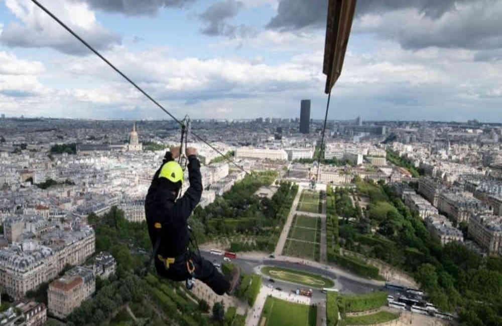  28 de mayo - Una persona viaja en una tirolesa que desciende desde el segundo piso de la Torre Eiffel en París. El cruce de 800 metros dura un minuto a una velocidad de 90 km / h. La tirolina se abrirá del 29 de mayo al 2 de junio de 2019. FOTO: Eric Feferberg / AFP