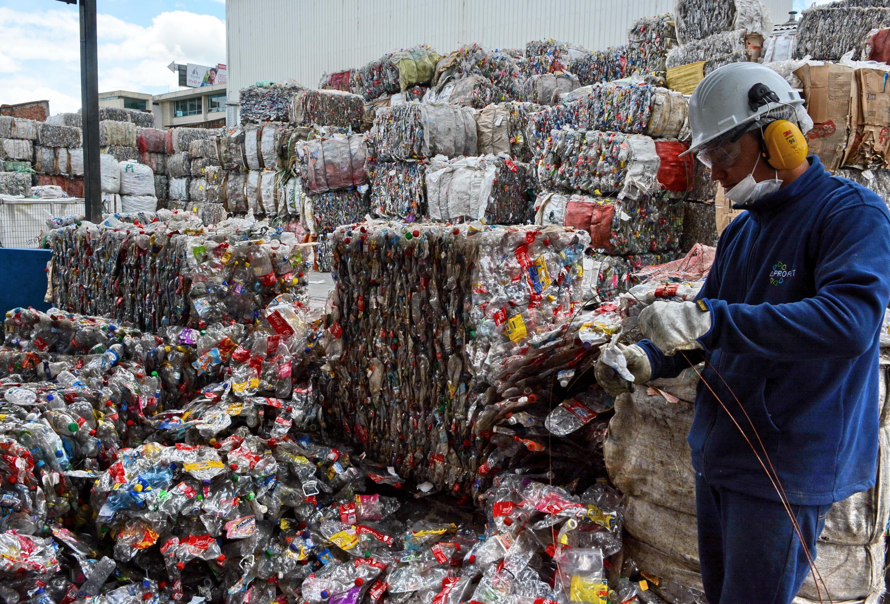 Apropet es una planta ubicada a media hora del aeropuerto El Dorado de Bogotá dedicada al reciclaje de plástico tipo PET.