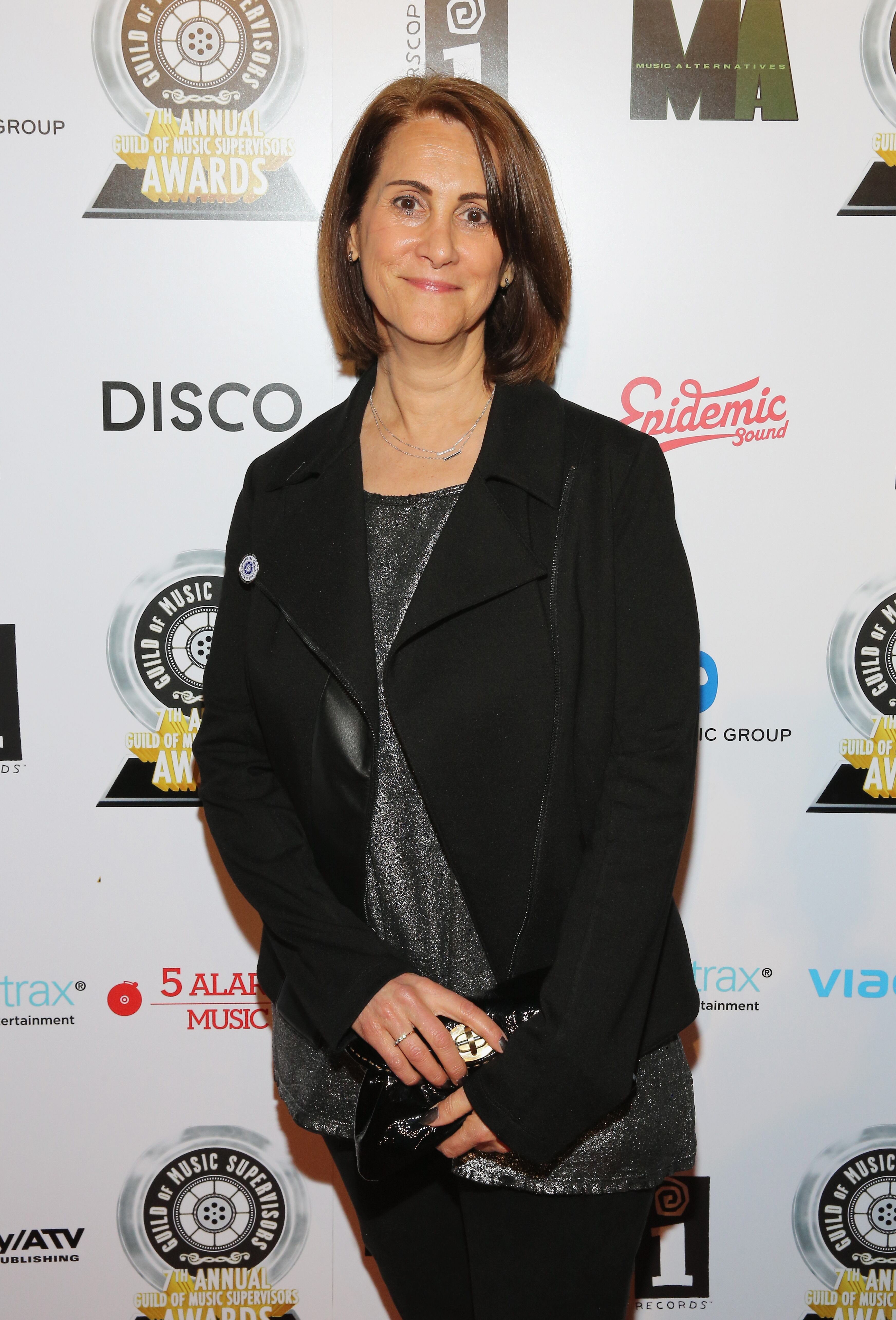 HOLLYWOOD, CA - 16 DE FEBRERO: Robin Kaye, copresidenta del evento y supervisora musical, asiste a la 7.ª edición de los Premios del Gremio de Supervisores Musicales en el Teatro del Hotel Ace el 16 de febrero de 2017 en Hollywood, California. (Foto de Rachel Murray/Getty Images para el Gremio de Supervisores Musicales)