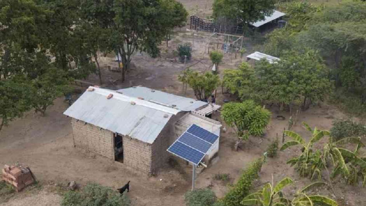 Se invertirán 19.000 millones de pesos para instalar paneles solares en las viviendas.