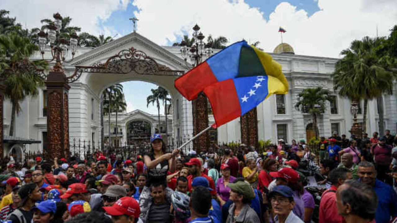 El Parlamento venezolano llamó a una rebelión popular contra Maduro.