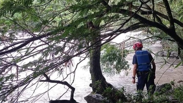 La joven al parecer se habría lanzado al río Suárez.