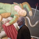 El artista colombiano Fernando Botero camina el 22 de noviembre de 2017, junto a una de sus pinturas expuestas en el Hotel de Caumont, en Aix en Provence, sur de Francia, como parte de la exposición "Botero, dialog avec Picasso" ("Botero, un diálogo con Picasso").