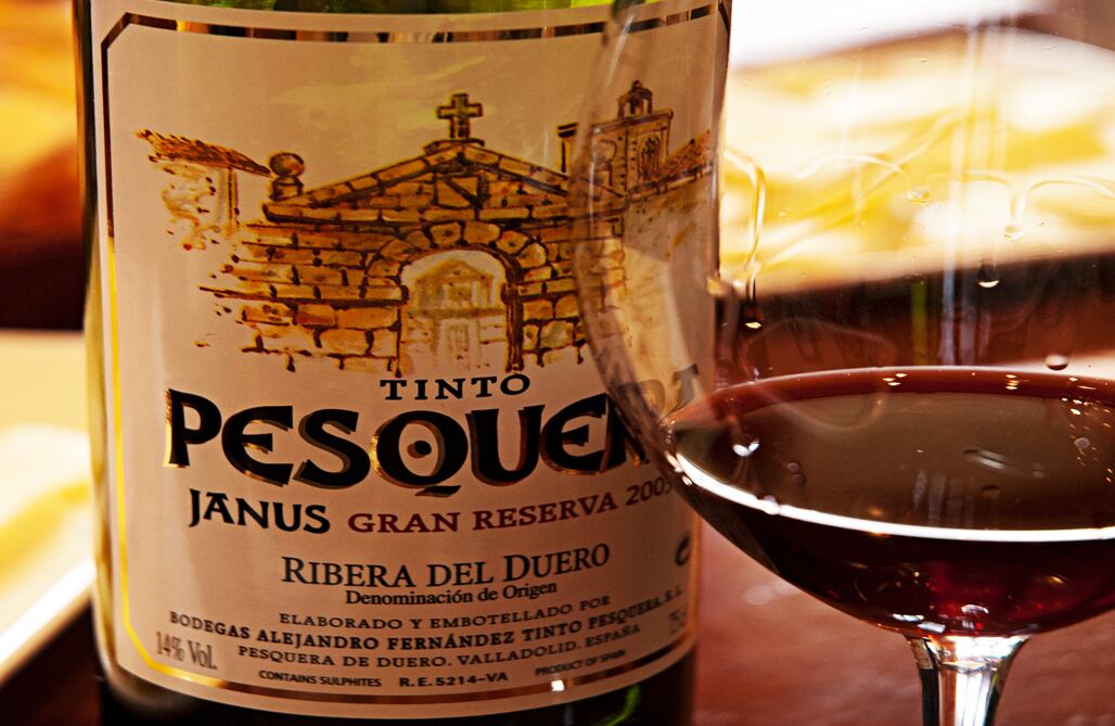 Entre lo más añejo. Cuando una botella de vino se sella con las palabras Gran reserva, alístese. Se trata de un producto de cosechas de gran calidad que, para lograrla, requiere varios años de barrica (el tonel en el cual lo envasan para añejarlo). Ejemplo de ello es Viña Pedrosa, de la casa de Ribera del Duero (España). Según la versión más añejada bajo categoría Gran Reserva, sólo aplica a añadas excepcionales.