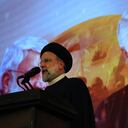 El presidente iraní, Ebrahim Raisi, se dirige a una ceremonia que marca el aniversario de la muerte del difunto general de la Guardia Revolucionaria Qassem Soleimani, que se muestra en el cartel de fondo, quien murió en Irak en un ataque con aviones no tripulados estadounidenses en 2020. (AP Photo/Vahid Salemi)