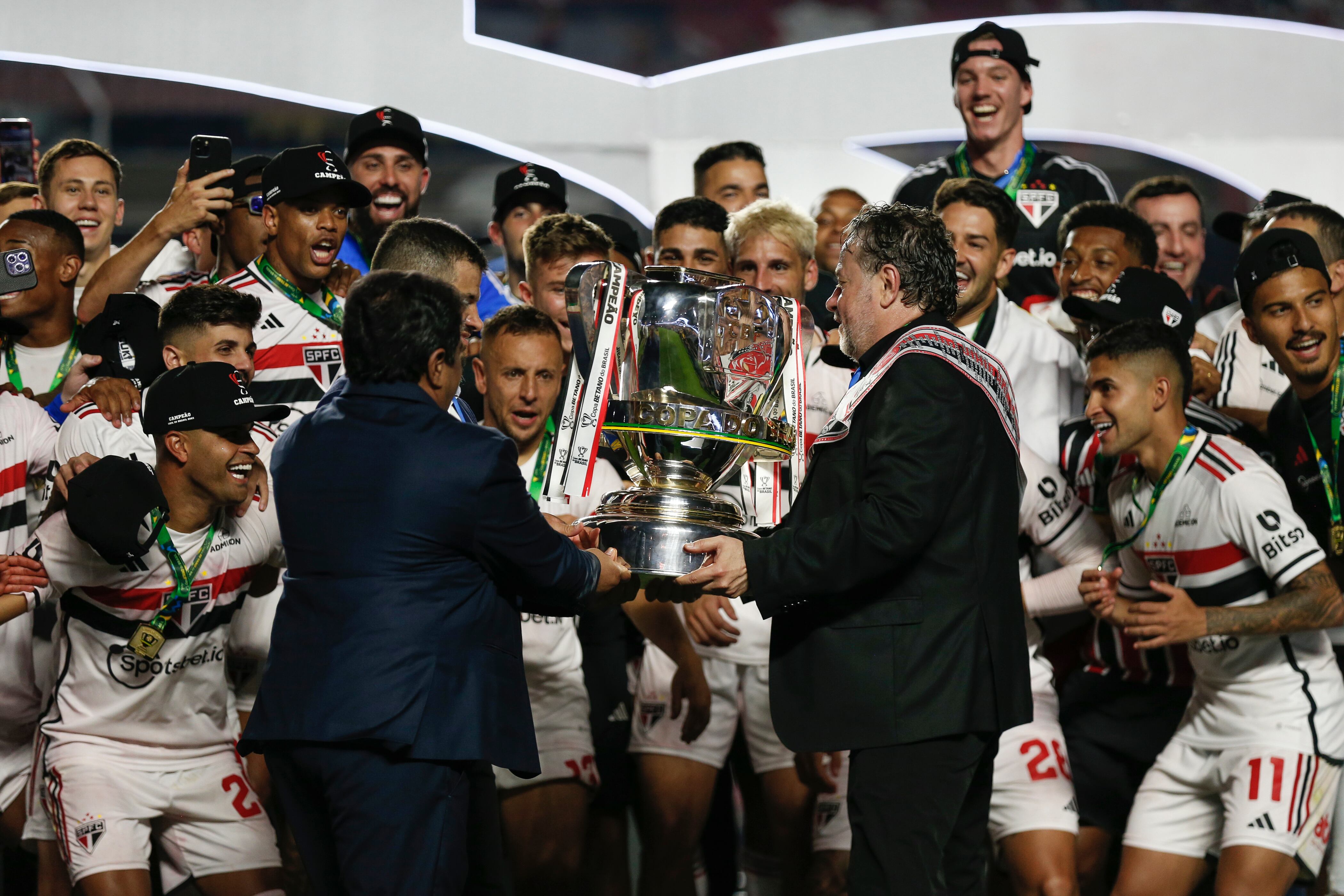 SAO PAULO, BRAZIL - SEPTEMBER 24: The President of CBF Ednaldo Rodrigues, the President of Brazilian Paralympic Committee Mizael Conrado and the President of Sao Paulo, Julio Casares deliver the trophy to the players of Sao Paulo after winning the second leg of Copa Do Brasil 2023 final between Sao Paulo and Flamengo at Morumbi Stadium on September 24, 2023 in Sao Paulo, Brazil. (Photo by Ricardo Moreira/Getty Images)
