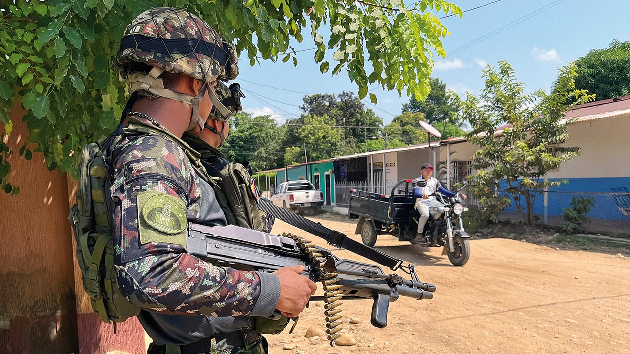 En Tibú patrullan militares, pero no es suficiente. Las Farc son la verdadera autoridad en este municipio.