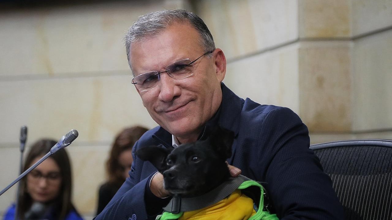 El presidente del Congreso, Roy Barreras, presentó al perro que adoptó durante la pandemia.