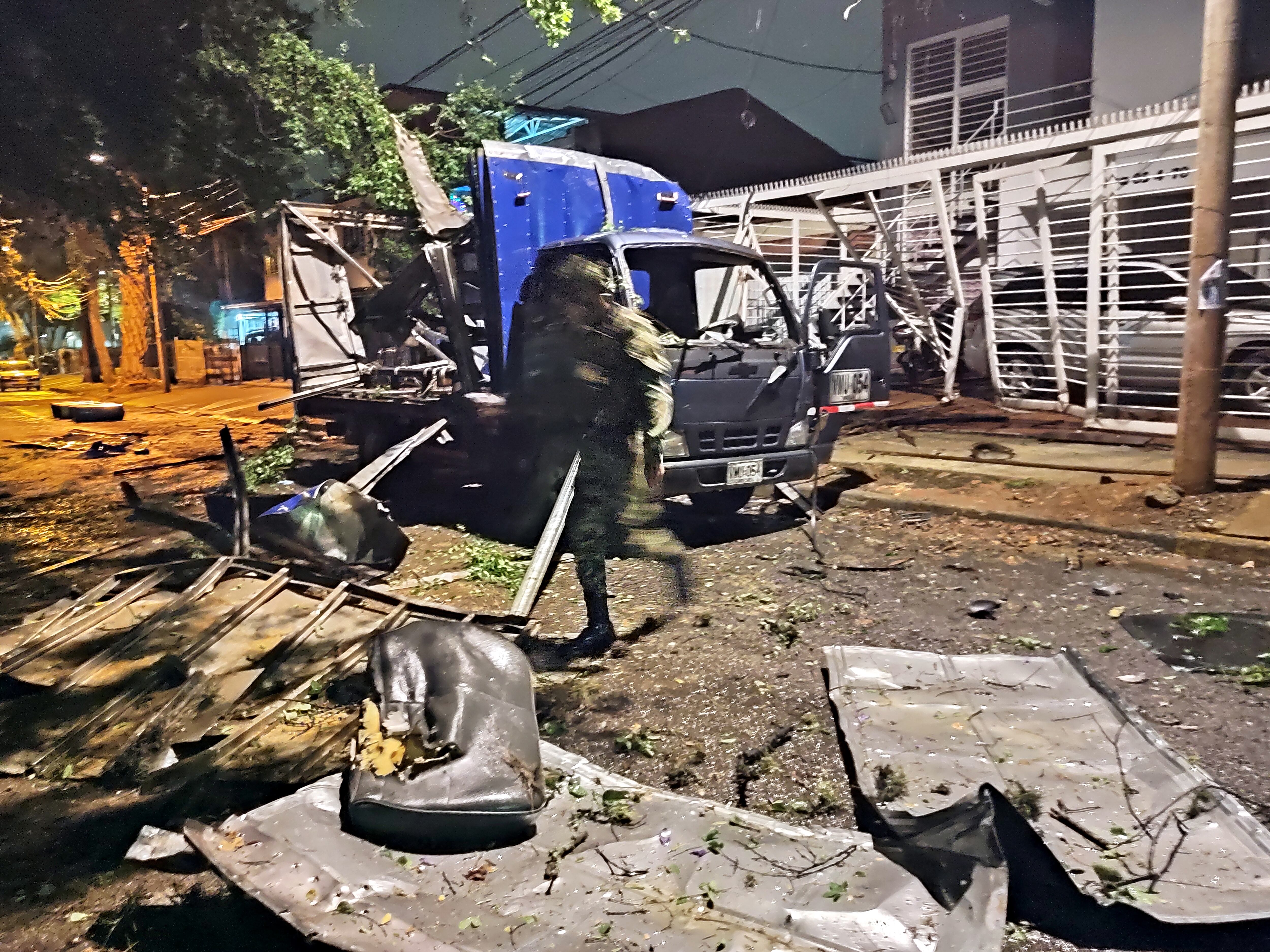 Una noche de angustia se vivió en el barrio Meléndez al sur de Cali, después de que unos artefactos explosivos improvisados fueran accionados en el exterior del cantón militar de la Tercera Brigada del Ejército. Este hecho fue ejecutado por las disidencias de las Farc, que buscaban atentar contra las casas fiscales que están ubicadas en la zona.