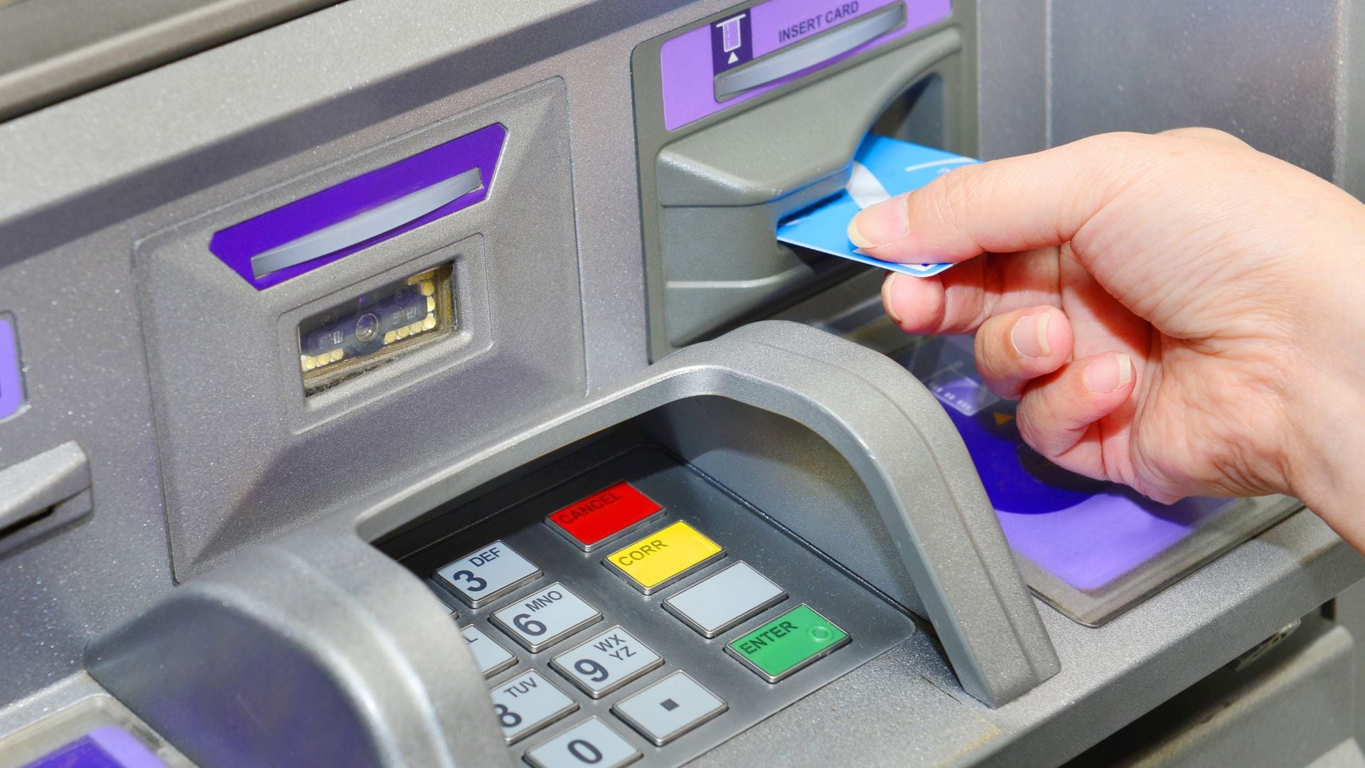 Los usuarios pueden ser víctimas de fraudes mientras retiran dinero en el cajero.