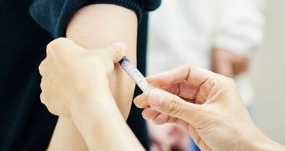 Ante los temores que despierta la propagación de ómicron, la Agencia Europea de Medicamentos (EMA) aprobó el lunes la vacuna anticovid del laboratorio estadounidense Novavax, que utiliza una tecnología más clásica respecto de las empleadas por otros fármacos ya autorizados.