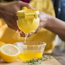 Una infusión a partir de las hojas de la planta y acompañarlas con zumo del limón puede traer múltiples beneficios.