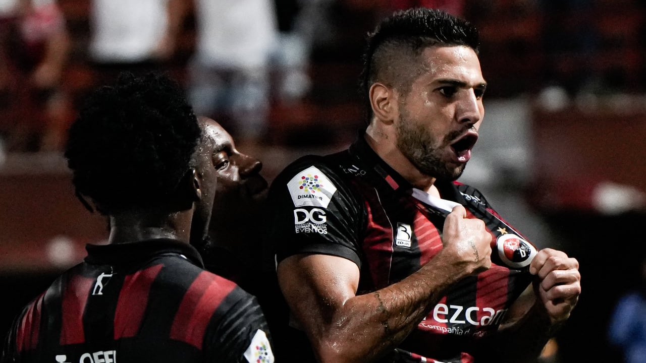 Jhonathan Agudelo celebrando un gol del Cúcuta Deportivo