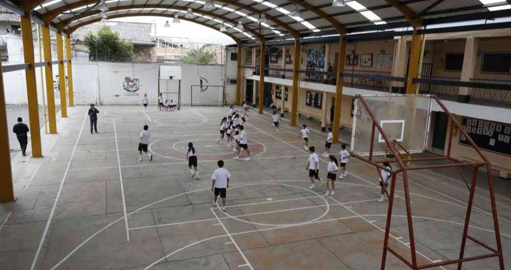 Por esta época, llegan las listas de útiles con algunos artículos como papel higiénico, pañitos húmedos y hasta escobas, ¿Qué puede o no pedir un centro educativo?