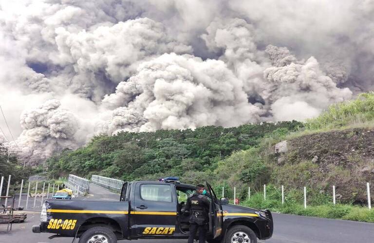 La foto de su folleto publicada por la Policía Nacional de Guatemala muestra a los policías durante las operaciones de búsqueda en torno a Volcán Fuego después de una erupción. AFP