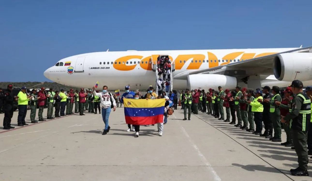Un avión de Conviasa trajo a los migrantes desde México