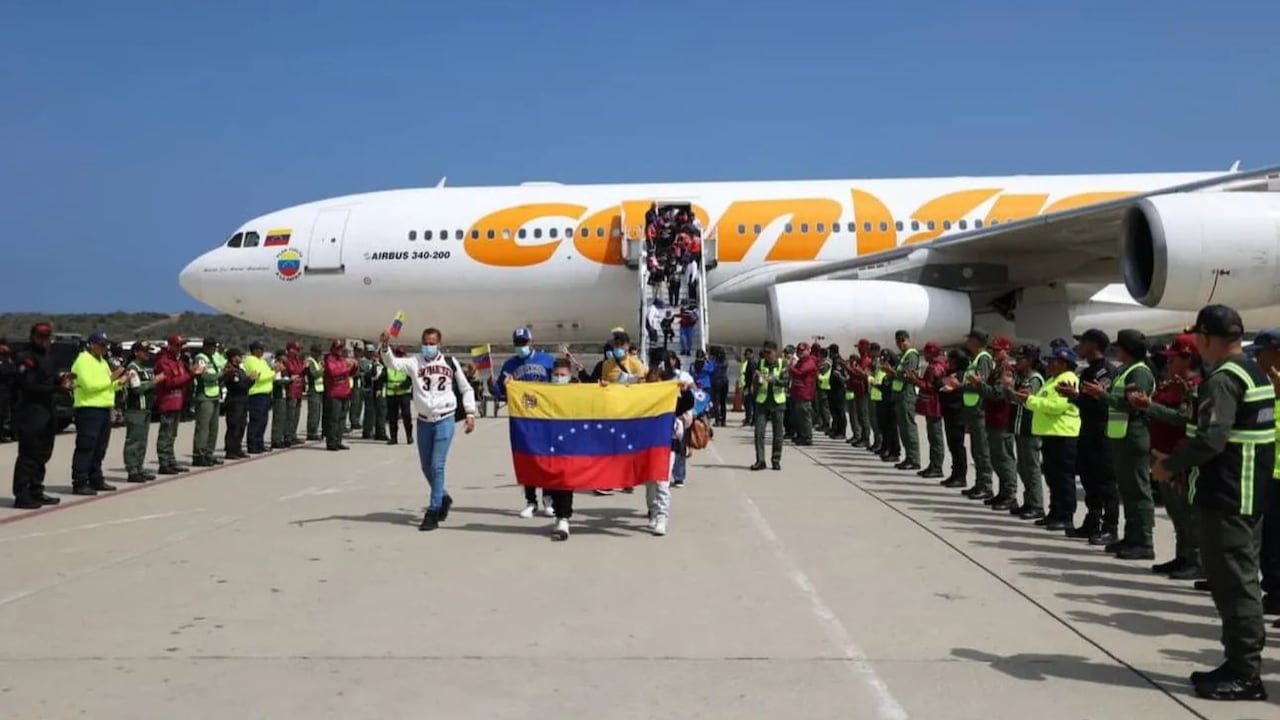 Un avión de Conviasa trajo a los migrantes desde México