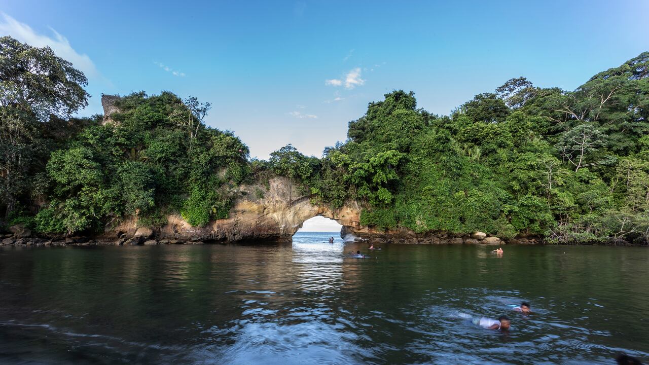 La playa del Morro se ha consolidado como un atractivo turístico debido a sus formaciones rocosas en medio del mar, muy cerca de la orilla. El arco del morro es el nombre con el que fueron bautizadas y básicamente consiste en un puente de piedra natural tallado por el agua. Durante la conquista y la colonia este lugar sirvió para protegerse de los ataques de los piratas que acechaban las embarcaciones y tesoros españoles.
