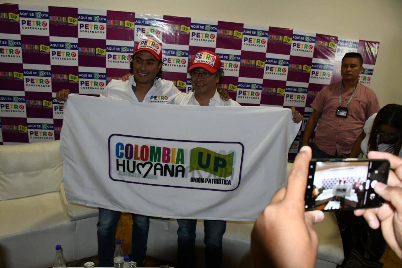 Nicolás Petro junto a su padre con el logo de la Colombia Humana.