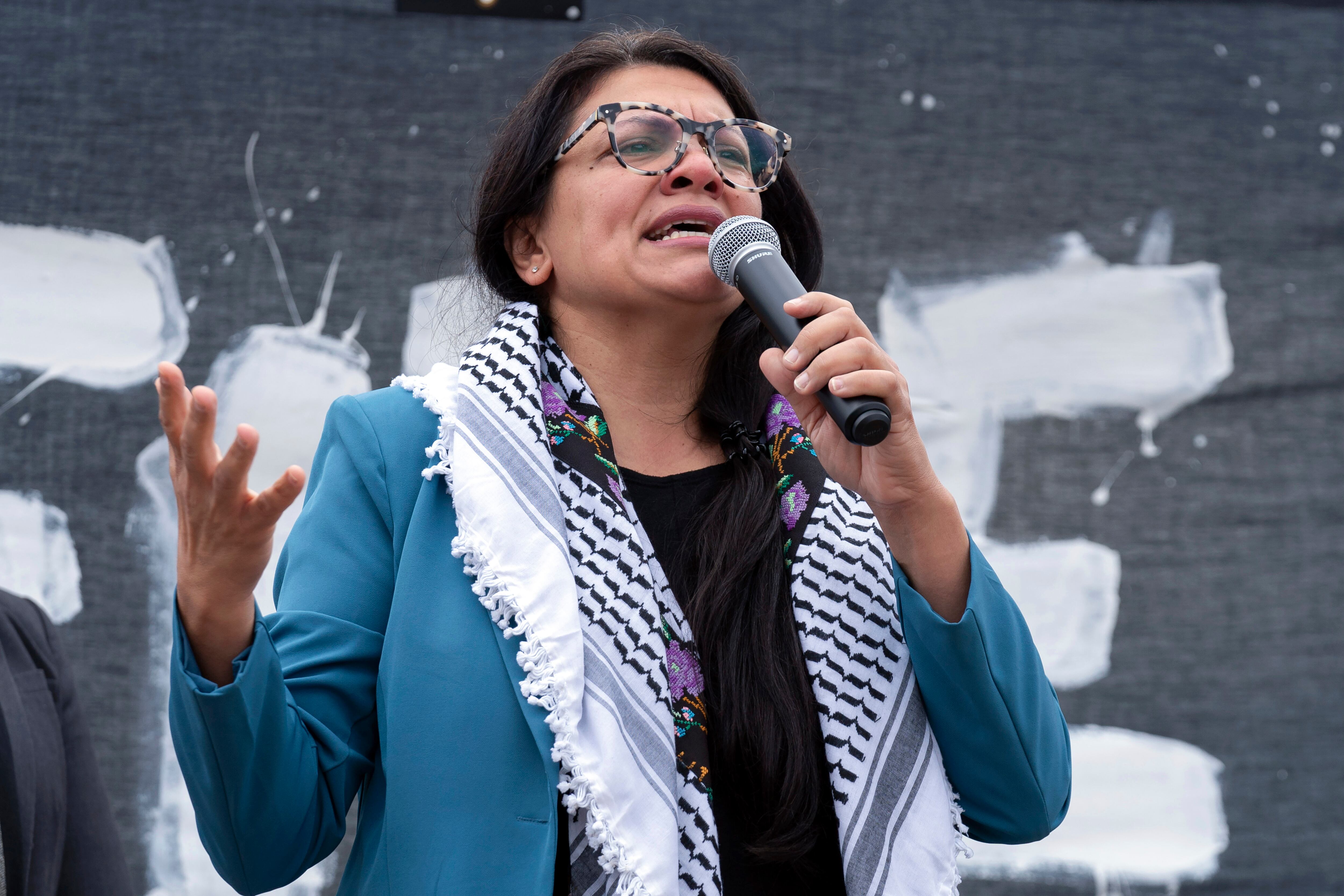 La representante Rashida Tlaib, demócrata por Michigan, habla durante un mitin en el National Mall durante una manifestación pro palestina en Washington, el 20 de octubre de 2023.