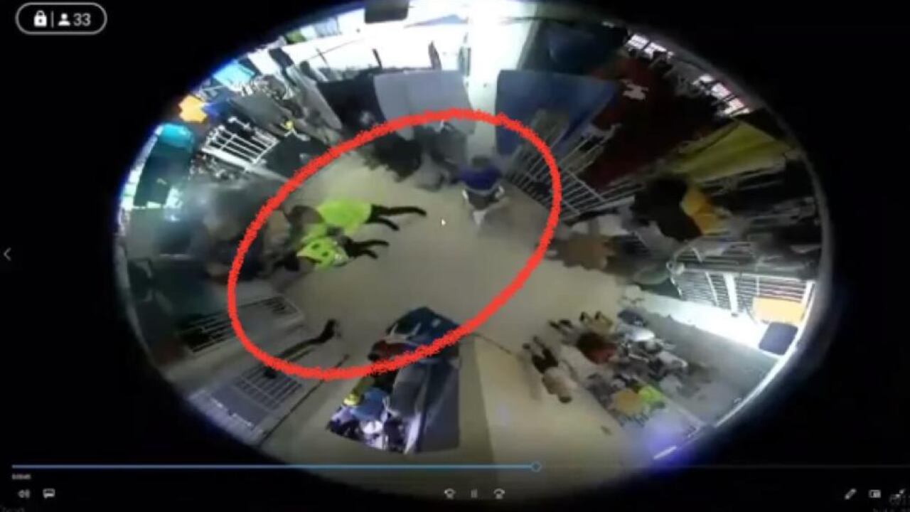 Policías se comportaron como amigos con los asesinos de Juan Pablo González
en la URI Puente Aranda y celebraron la “golpiza”