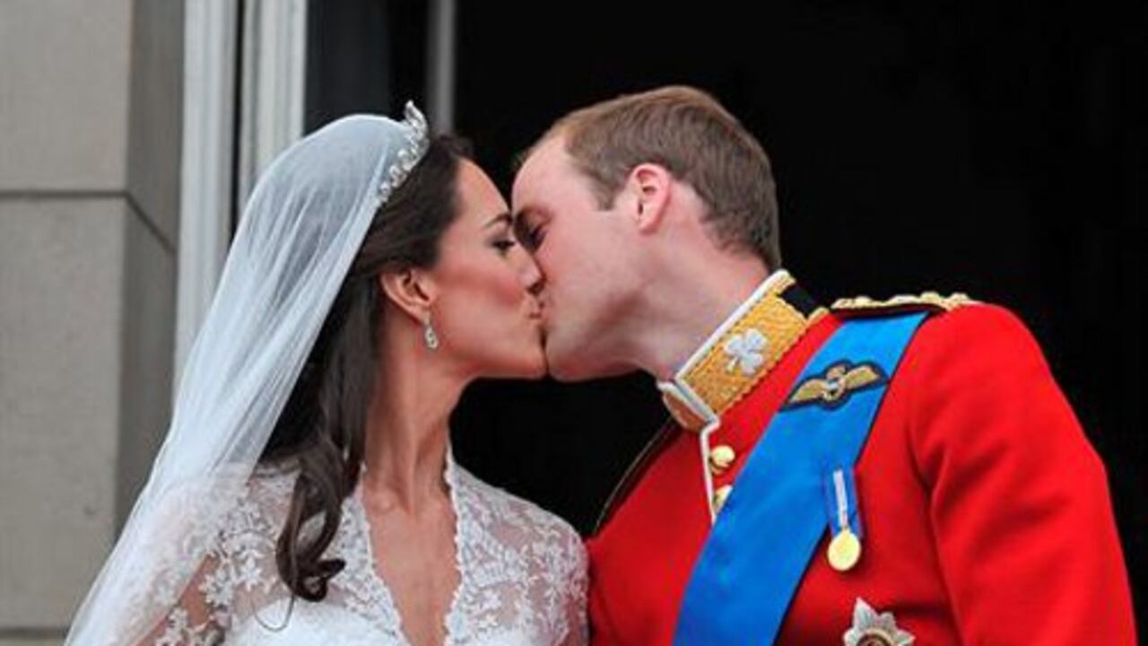 El príncipe William y su esposa Kate, duques de Cambridge, sellan su matrimonio con un beso en el balcón del palacio de Buckingham, en Londres (Reino Unido), tras su boda, celebrada en la abadía de Westminster.