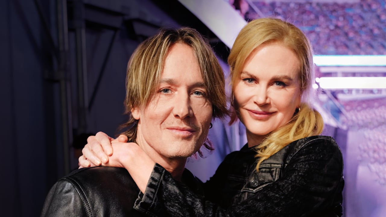 Keith sorprendió a Nicole al dejar
el hogar en junio pasado, pues creía que la relación se estaba recuperando.
Los esposos fueron fotografiados en Charlotte (Carolina del Norte) en
octubre de 2024.