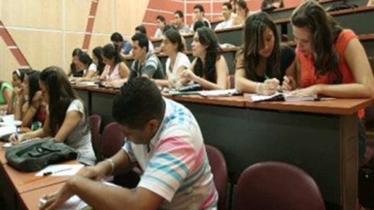 La formación de profesores en las universidades privadas es una de las propuestas clave de Felipe Barrera.