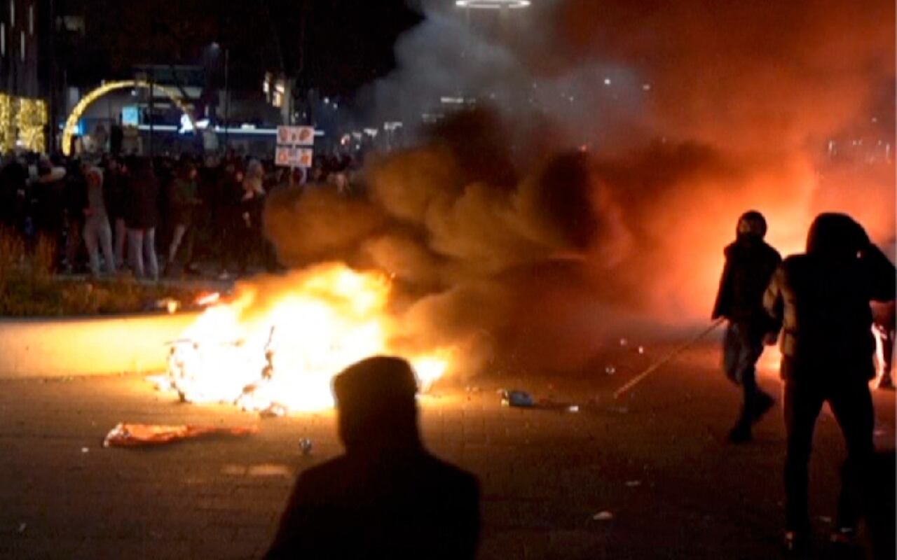 Decenas de personas fueron detenidas y siete resultaron heridas, incluyendo policías, durante la protesta nocturna en una calle comercial del puerto de Róterdam, según las autoridades.
