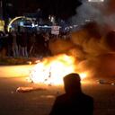Decenas de personas fueron detenidas y siete resultaron heridas, incluyendo policías, durante la protesta nocturna en una calle comercial del puerto de Róterdam, según las autoridades.