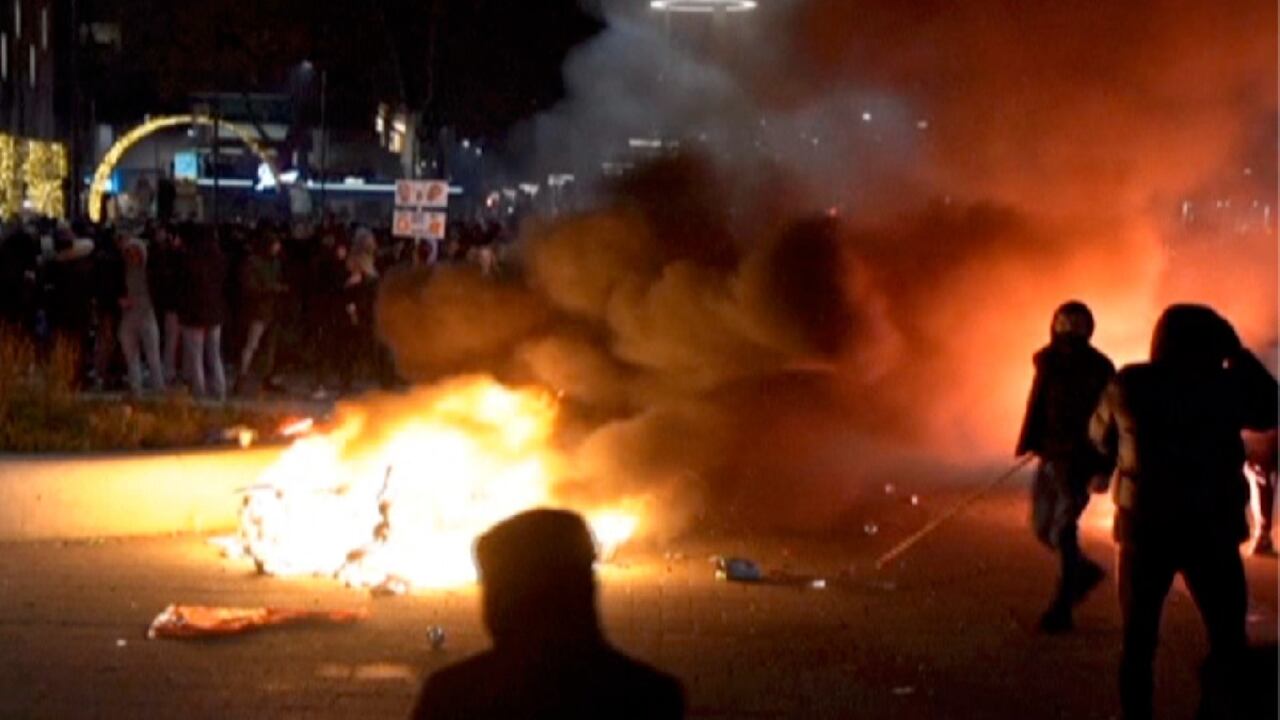 Decenas de personas fueron detenidas y siete resultaron heridas, incluyendo policías, durante la protesta nocturna en una calle comercial del puerto de Róterdam, según las autoridades.