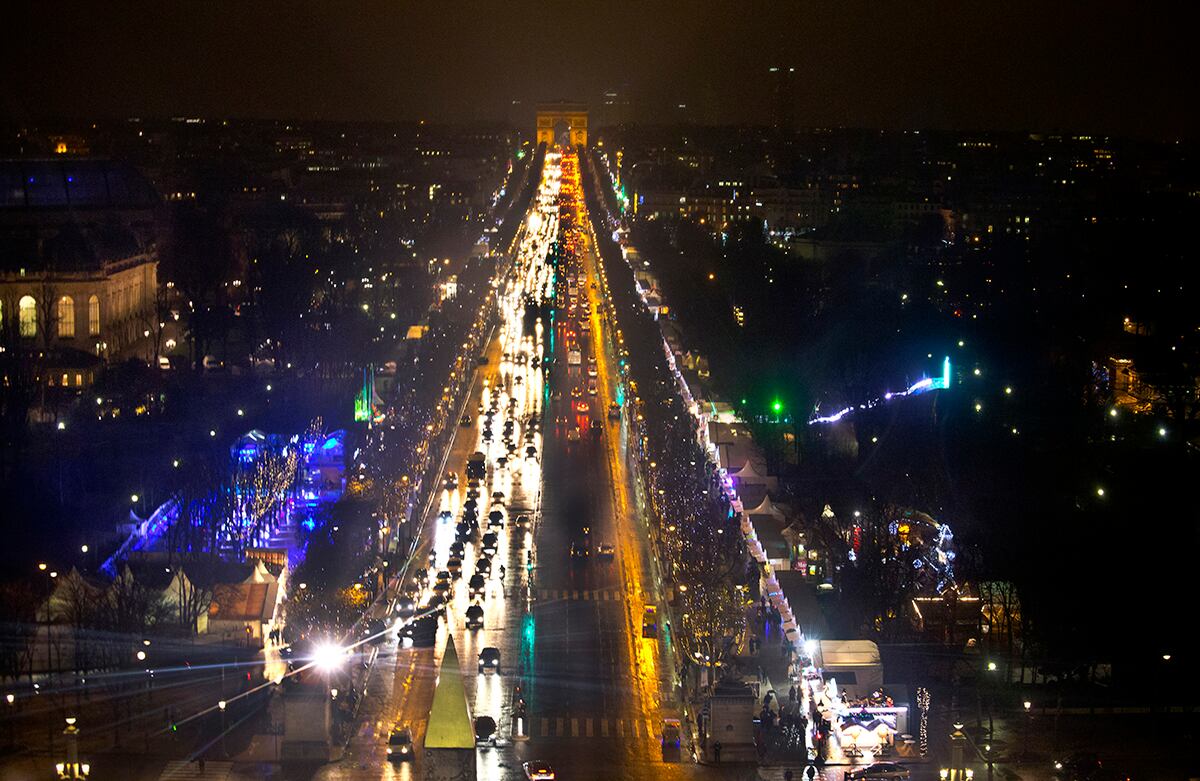 En esta foto aérea la avenida de los Campos Elíseos, en París, muestra su decoración navideña, colocada tradicionalmente a finales de noviembre. (AP)