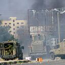 Vehículos militares y topadoras persiguen a los manifestantes palestinos para reprimirlos y obligarlos a irse, durante una manifestación en apoyo de Gaza, que ha estado bajo ataques aéreos israelíes desde el 7 de octubre, cerca del Puesto de control de Hawwara, que está bajo control israelí. (Foto de Nasser Ishtayeh/SOPA Images/LightRocket vía Getty Images)