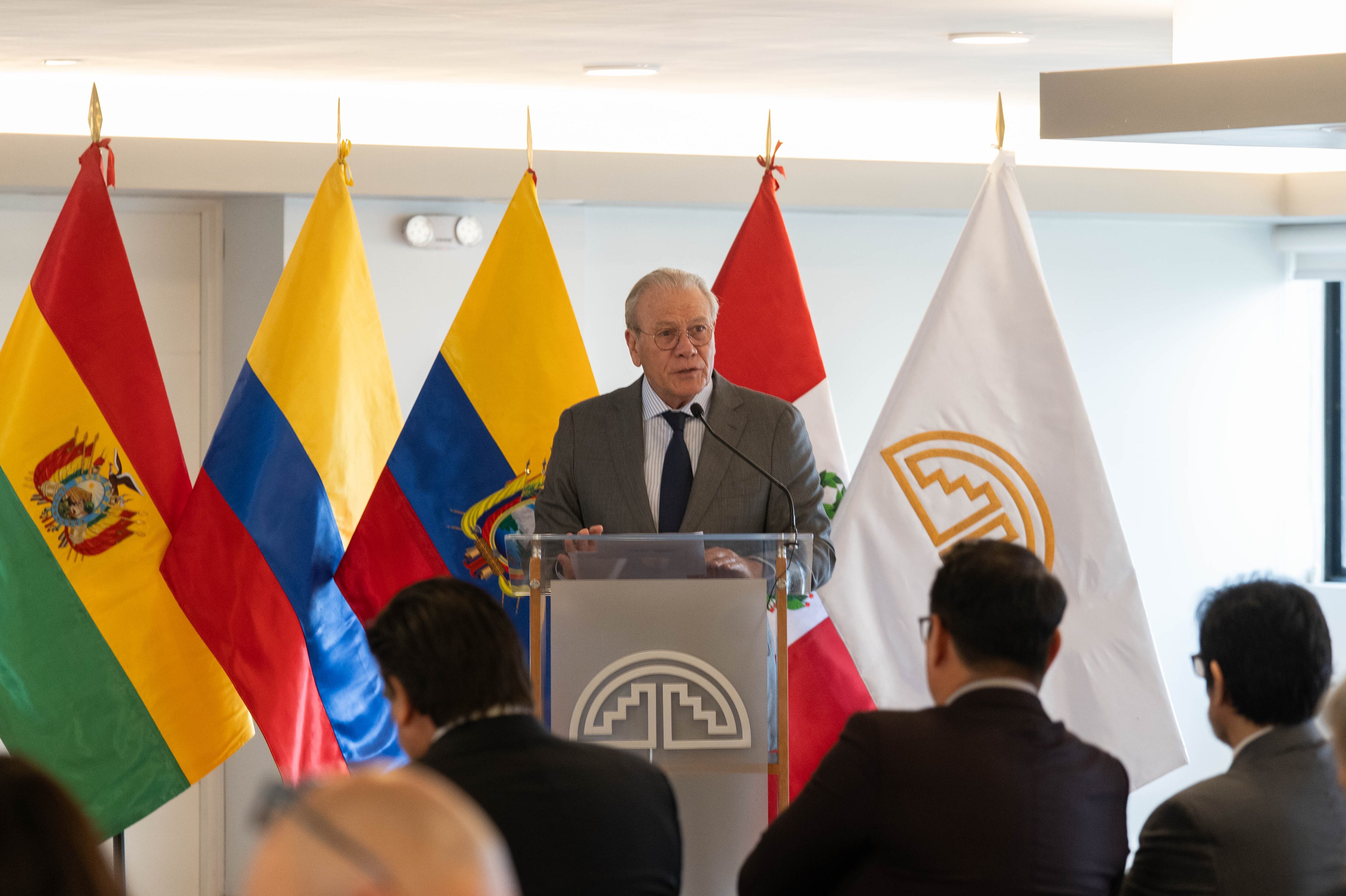 El Secretario General de la Comunidad Andina, Embajador Gonzalo Gutiérrez, destacó que la Decisión 486 “ha sido un instrumento clave para el fortalecimiento del proceso andino de integración, al establecer un mercado con procedimientos y criterios uniformes para el reconocimiento de derechos sobre signos distintivos y nuevas creaciones”.