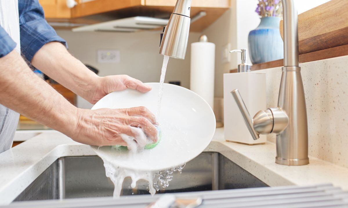 Así se debe lavar la vajilla de porcelana.