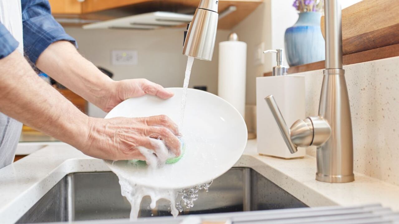 Así se debe lavar la vajilla de porcelana.