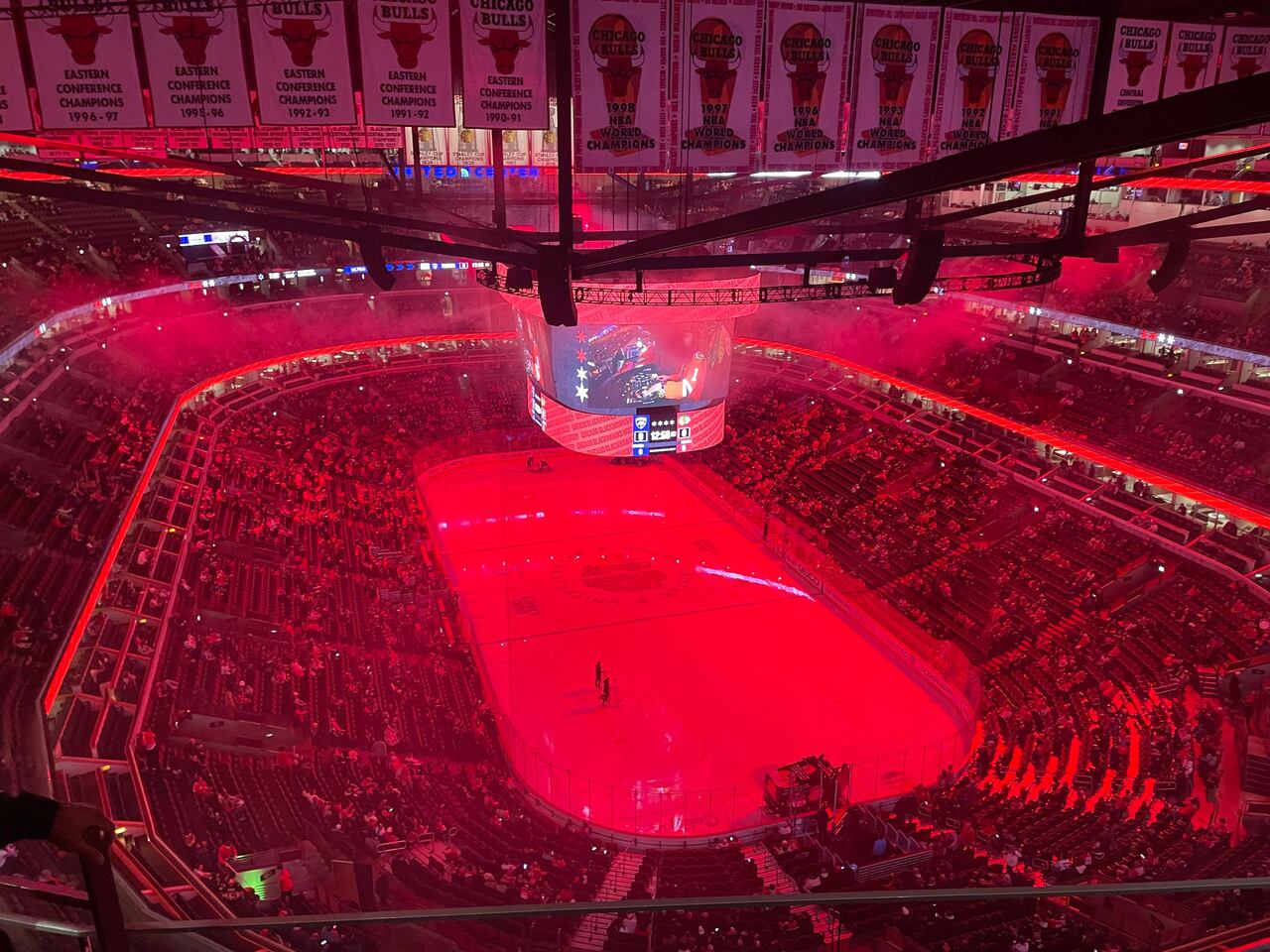 El United Center es donde juegan los Bulls y los Blackhawks de Chicago.