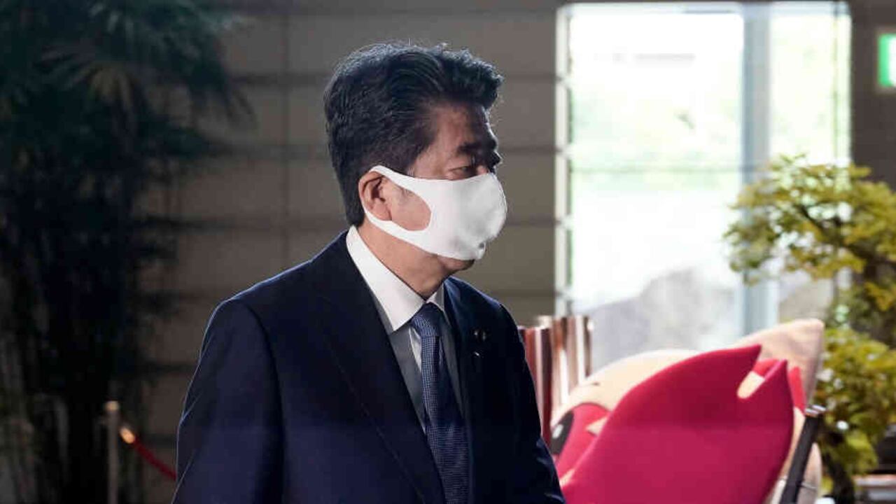 El portavoz del gobierno, Yoshihide Suga, y el ministro de Finanzas, Taro Aso, suenan con fuerza como posibles sucesores.