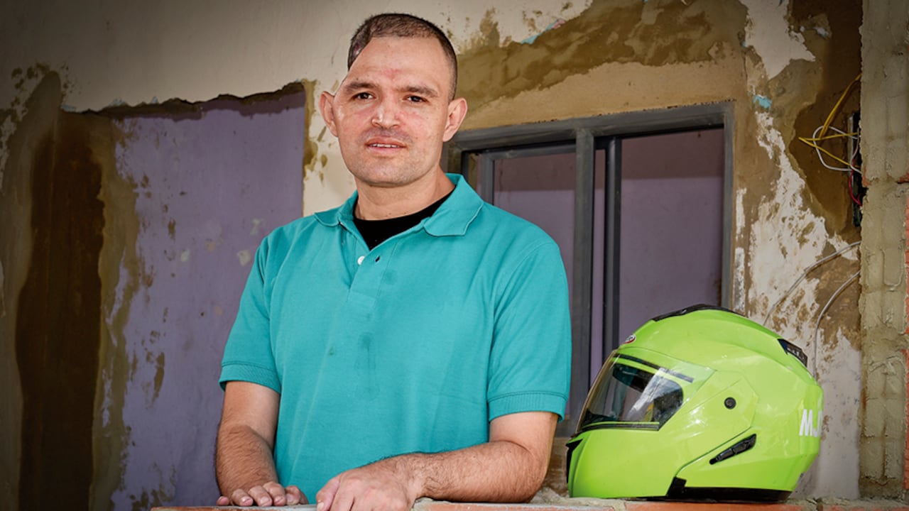 La historia del patrullero Harvey Ardila es la muestra de lo expuestos que están los integrantes de la fuerza pública al cuidar a los colombianos y luchar contra la delincuencia. Su madre debe cuidarlo como si hubiera vuelto a nacer.