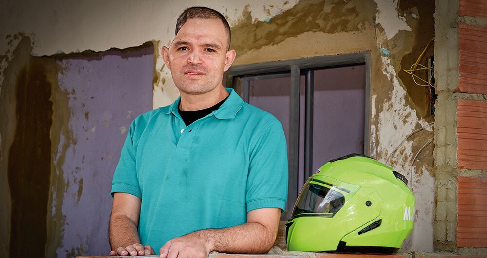    La historia del patrullero Harvey Ardila es la muestra de lo expuestos que están los integrantes de la fuerza pública al cuidar a los colombianos y luchar contra la delincuencia. Su madre debe cuidarlo como si hubiera vuelto a nacer.